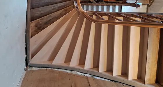 Gerestaureerde wenteltrap met houten treden